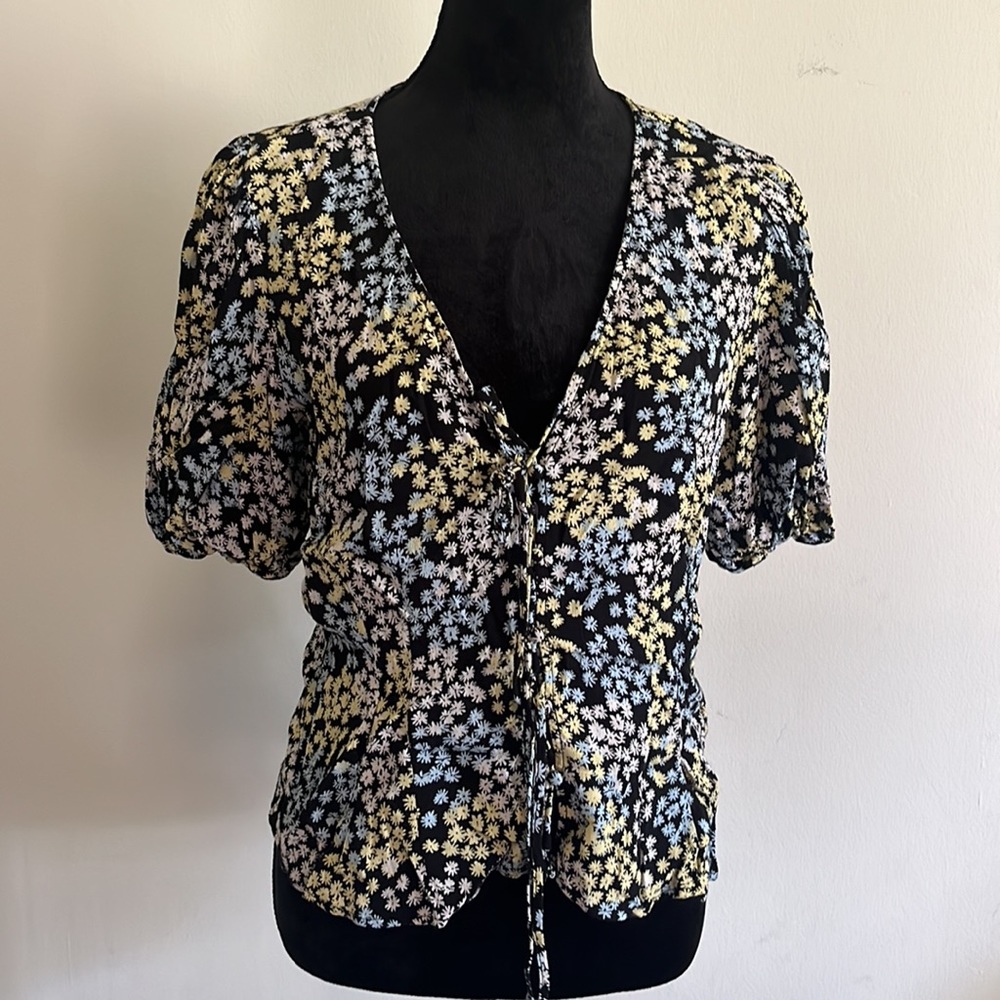 (3 for $15)⭐️ H&M Black Floral Blouse